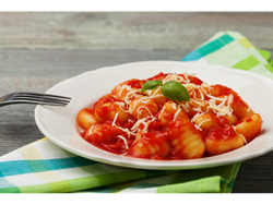 Ñoquis con salsa roja.