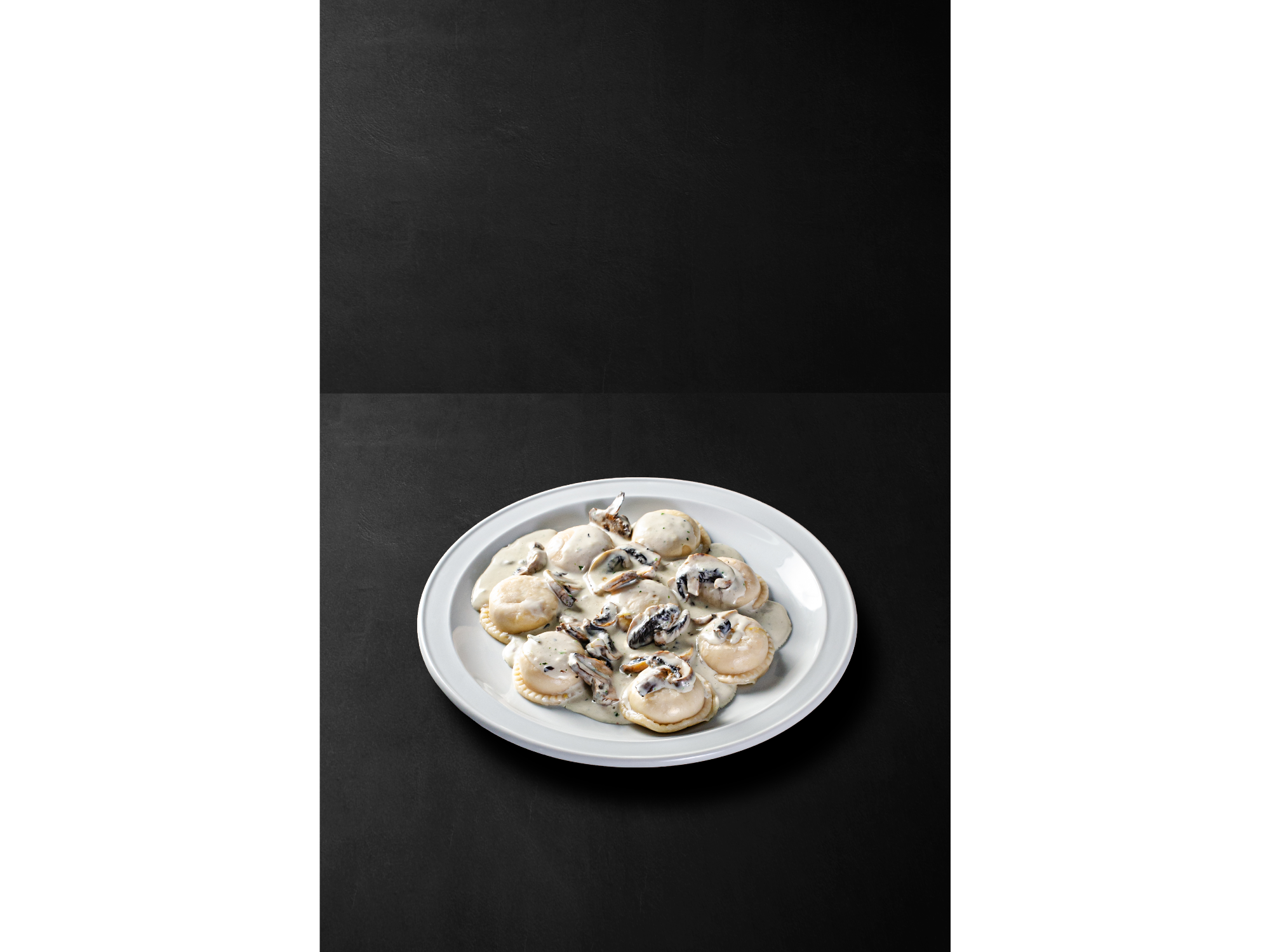 Sorrentino de jamón y queso con salsa champi.