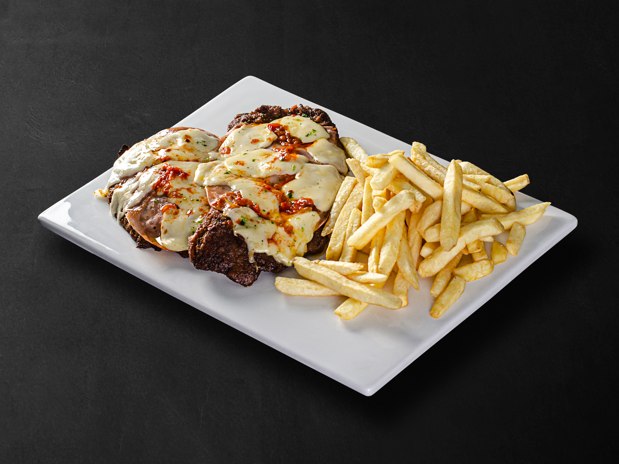 MIlanesa de ternera a la napolitana con papas fritas