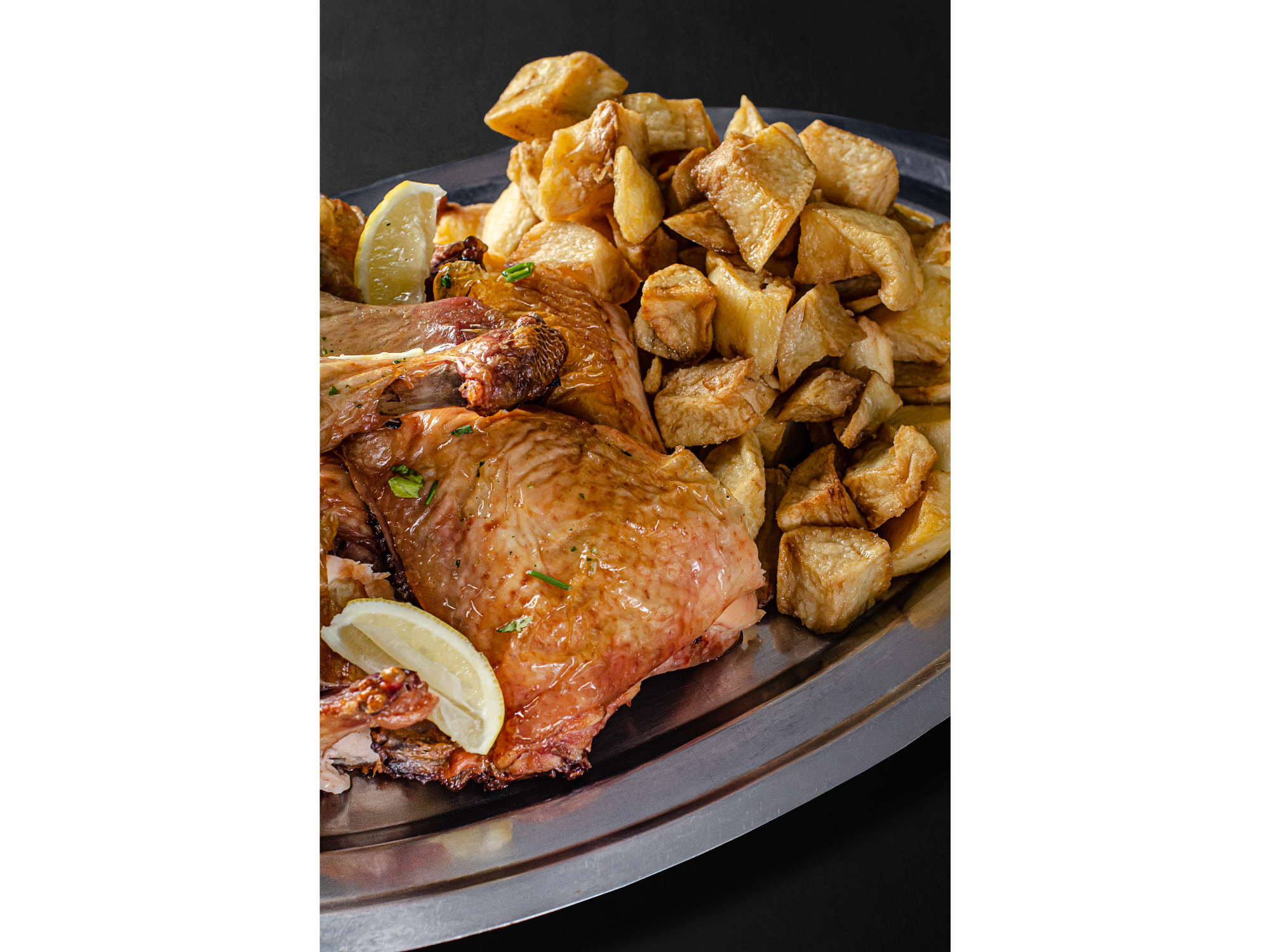 Pollo al horno entero + papas fritas + salsa de puerro.