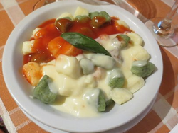 Ñoquis con salsa mixta