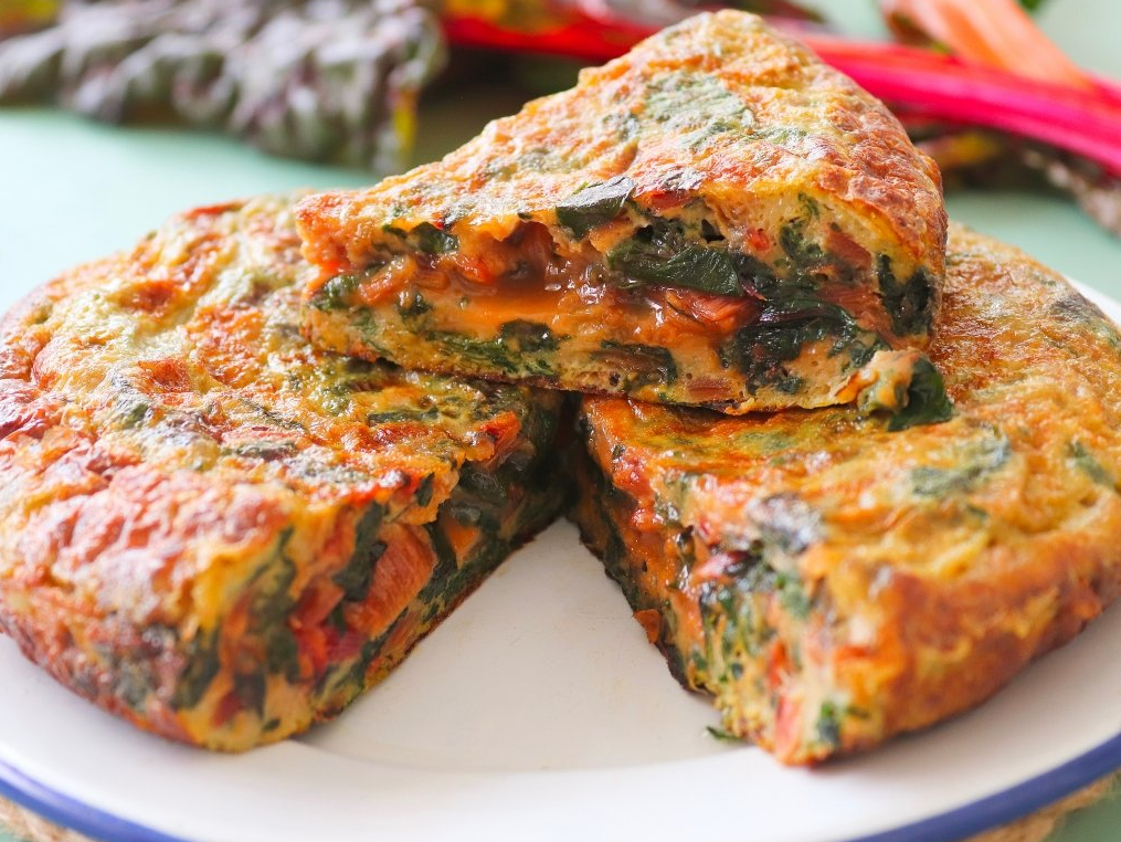 Tortilla de acelga con verduras al horno