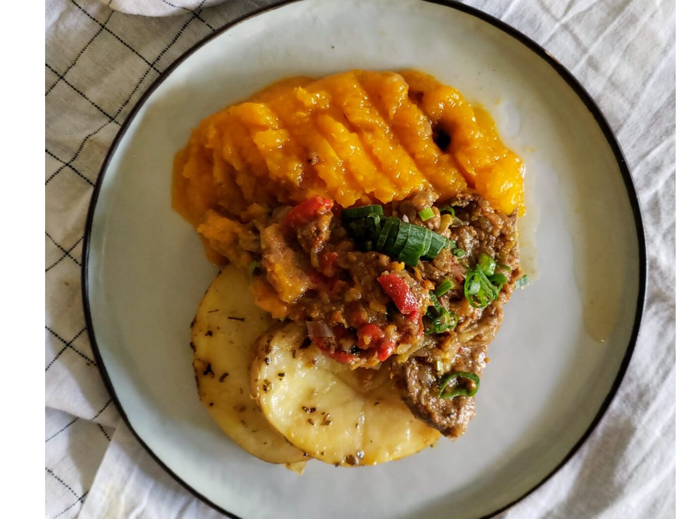 Bife a la criolla con puré de calabaza