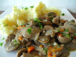 Riñoncitos al vino blanco con puré