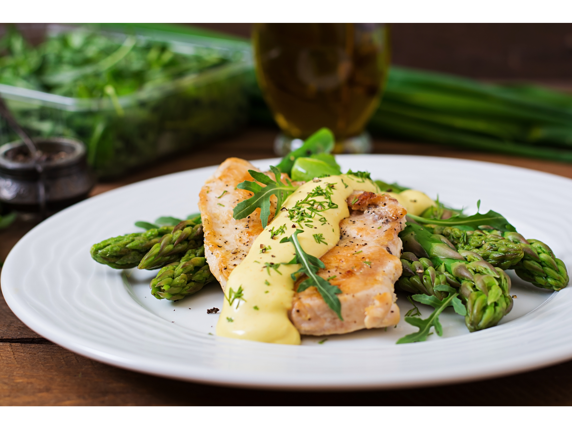 Pechuga con mousse de limón con wok de espinaca y huevo