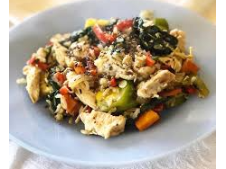 Wok de yamaní, pollo, vegetales y frutos secos