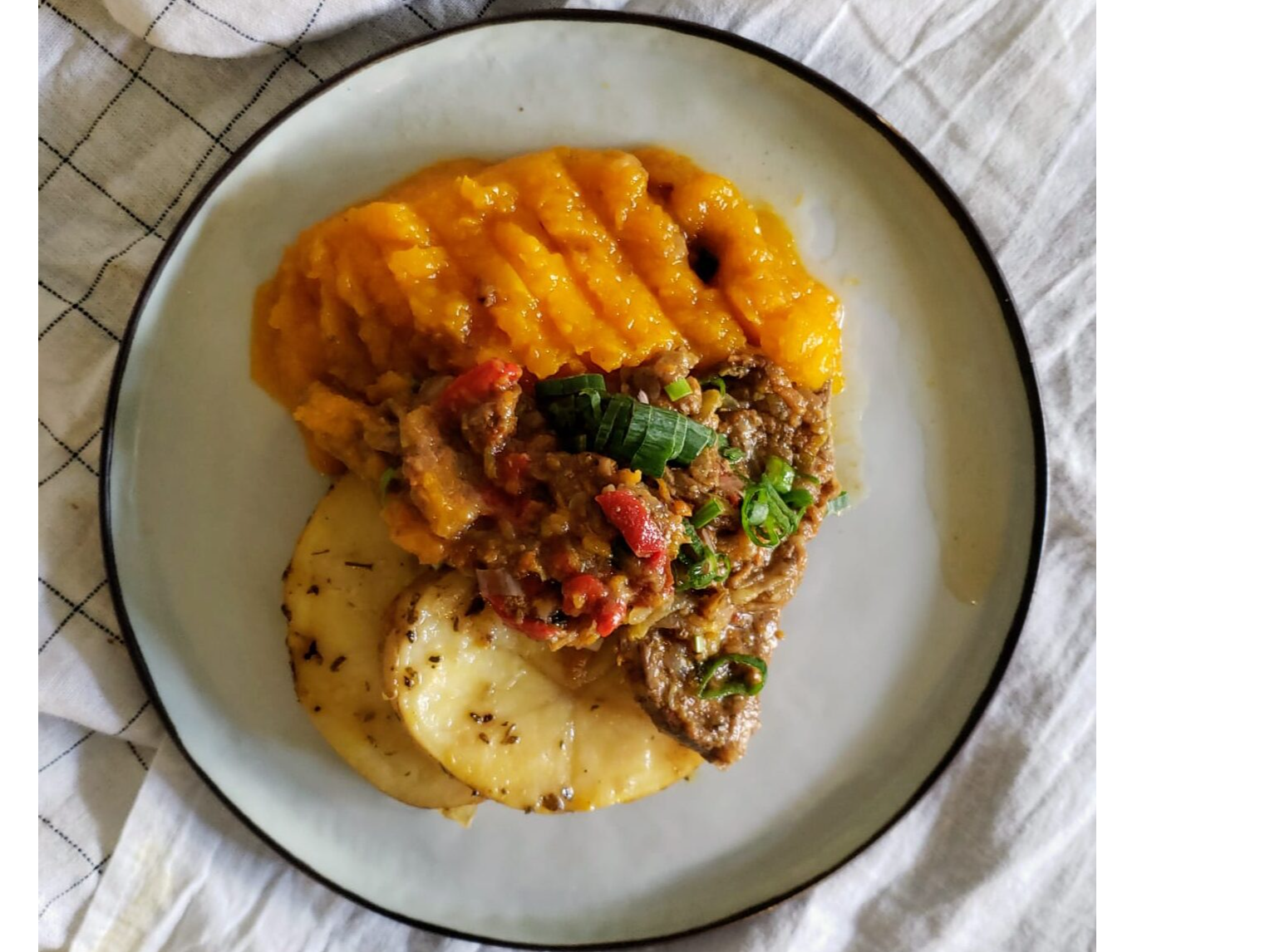 Carne al horno con guarnición