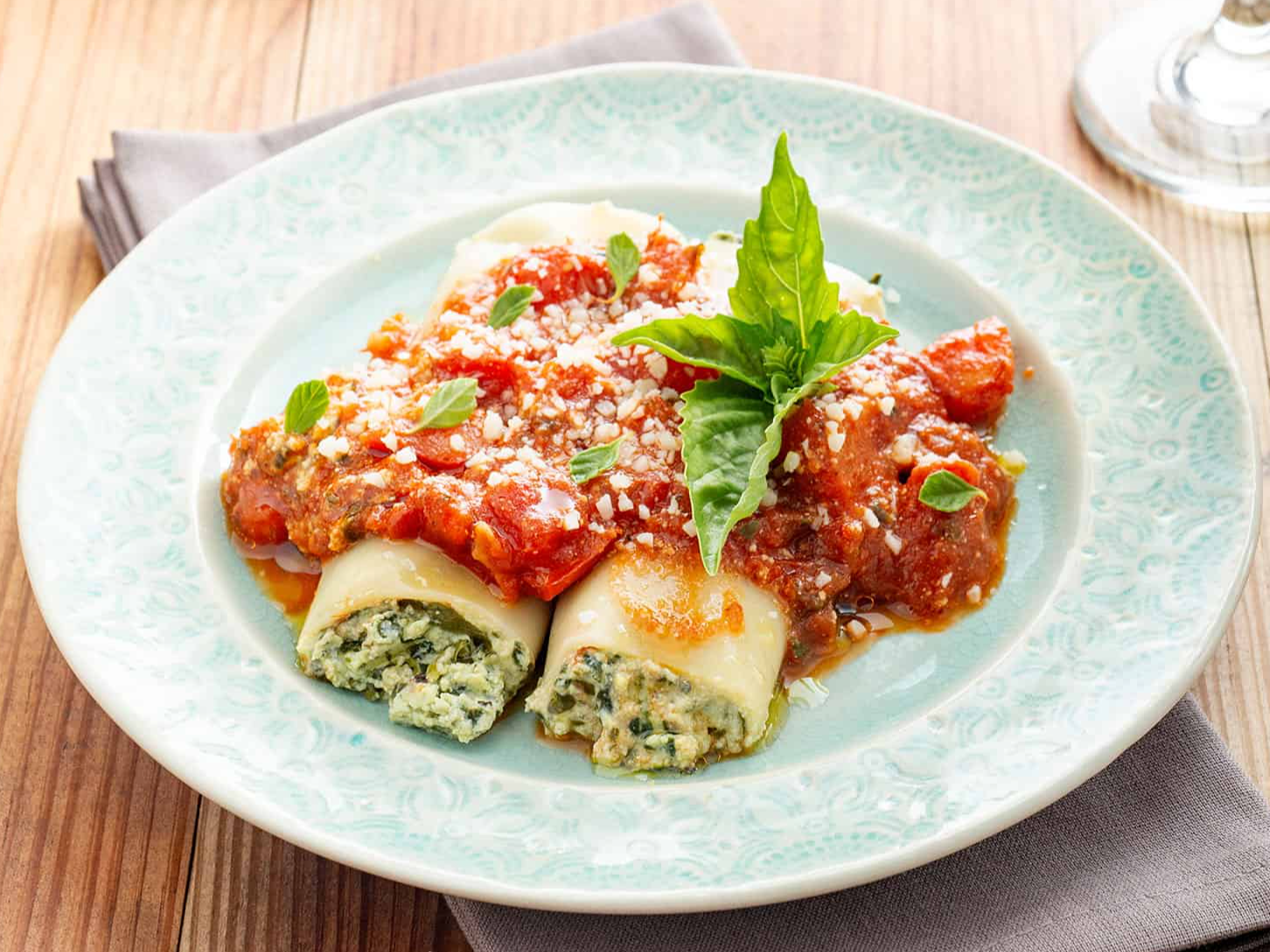 Canelones de espinaca, ricota y nuez con salsa