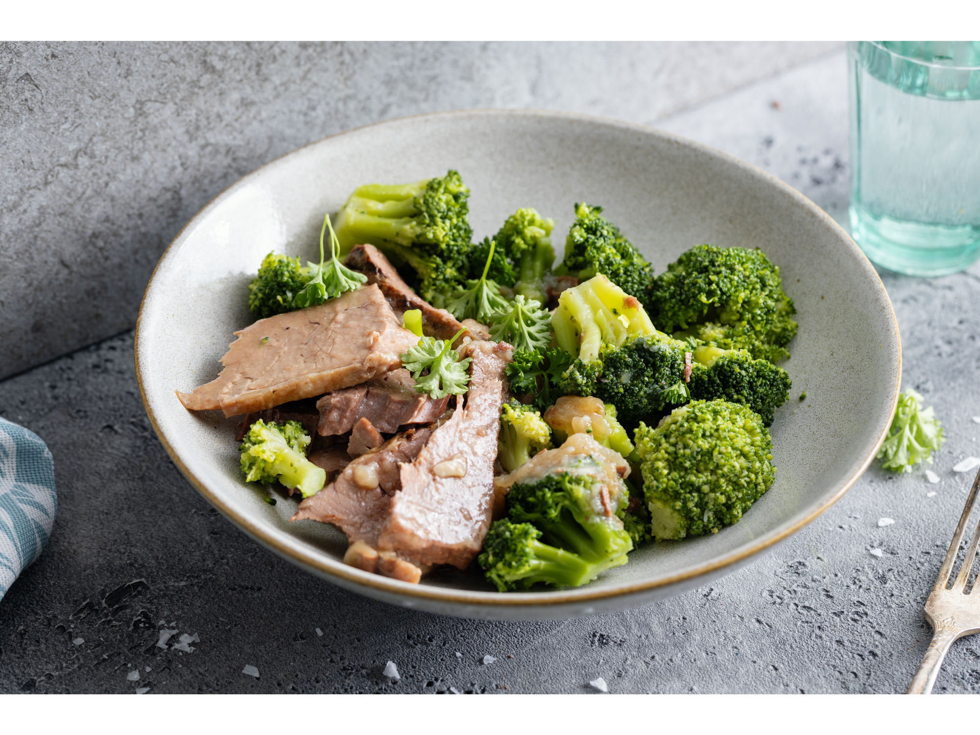 Carne con manteca a las finas hierbas y wok de brócoli