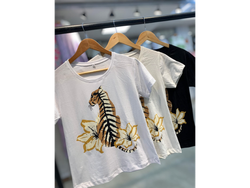Remera tigre flores