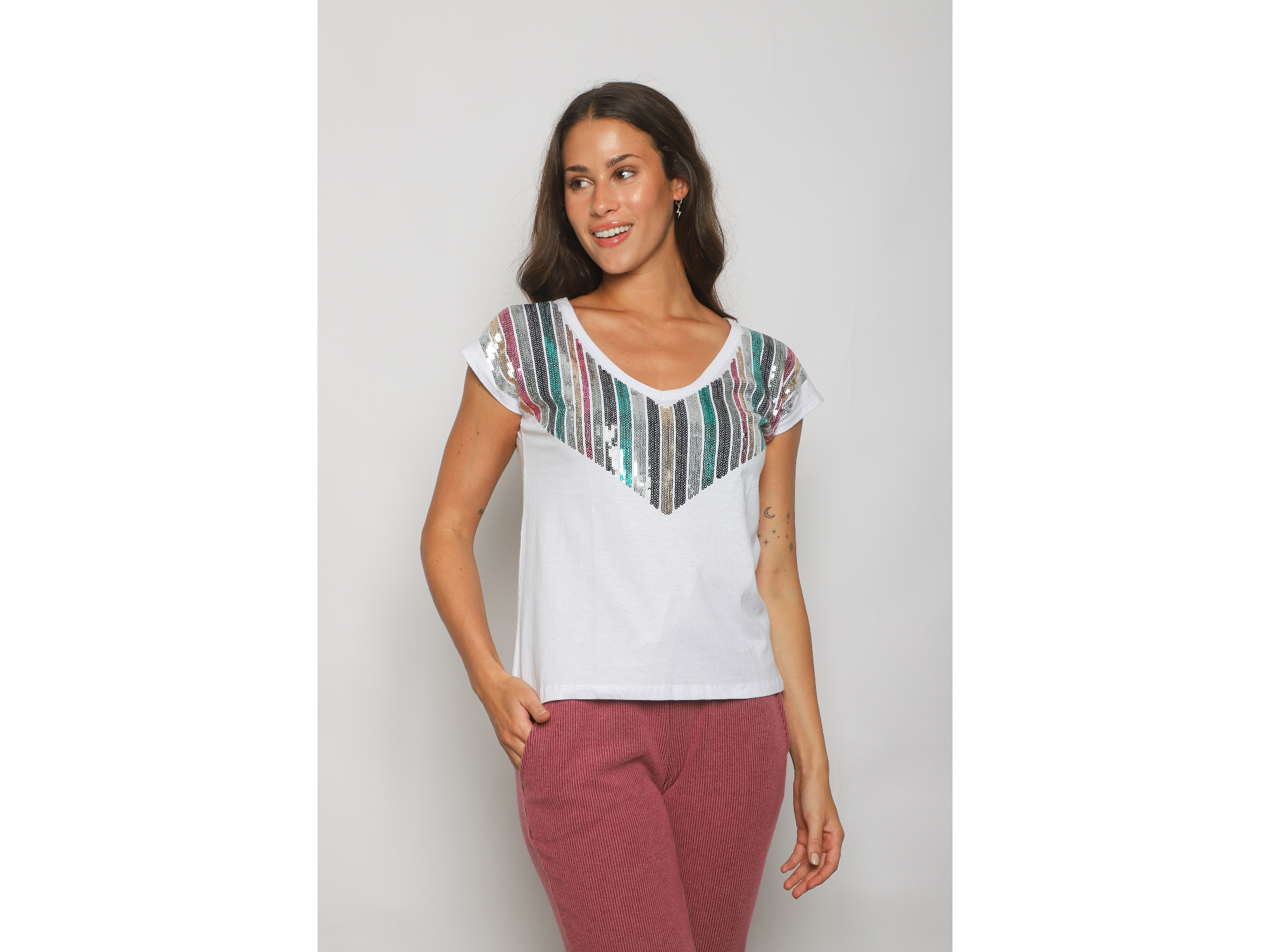 Remera bordada lineas colores