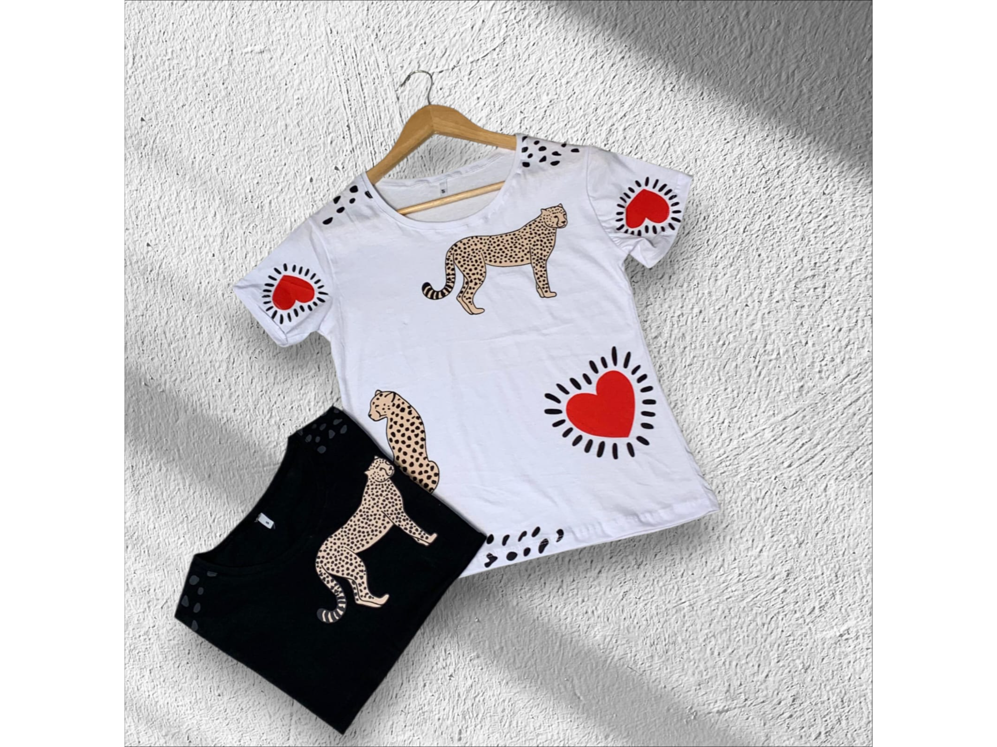 Remera corazones leopardos