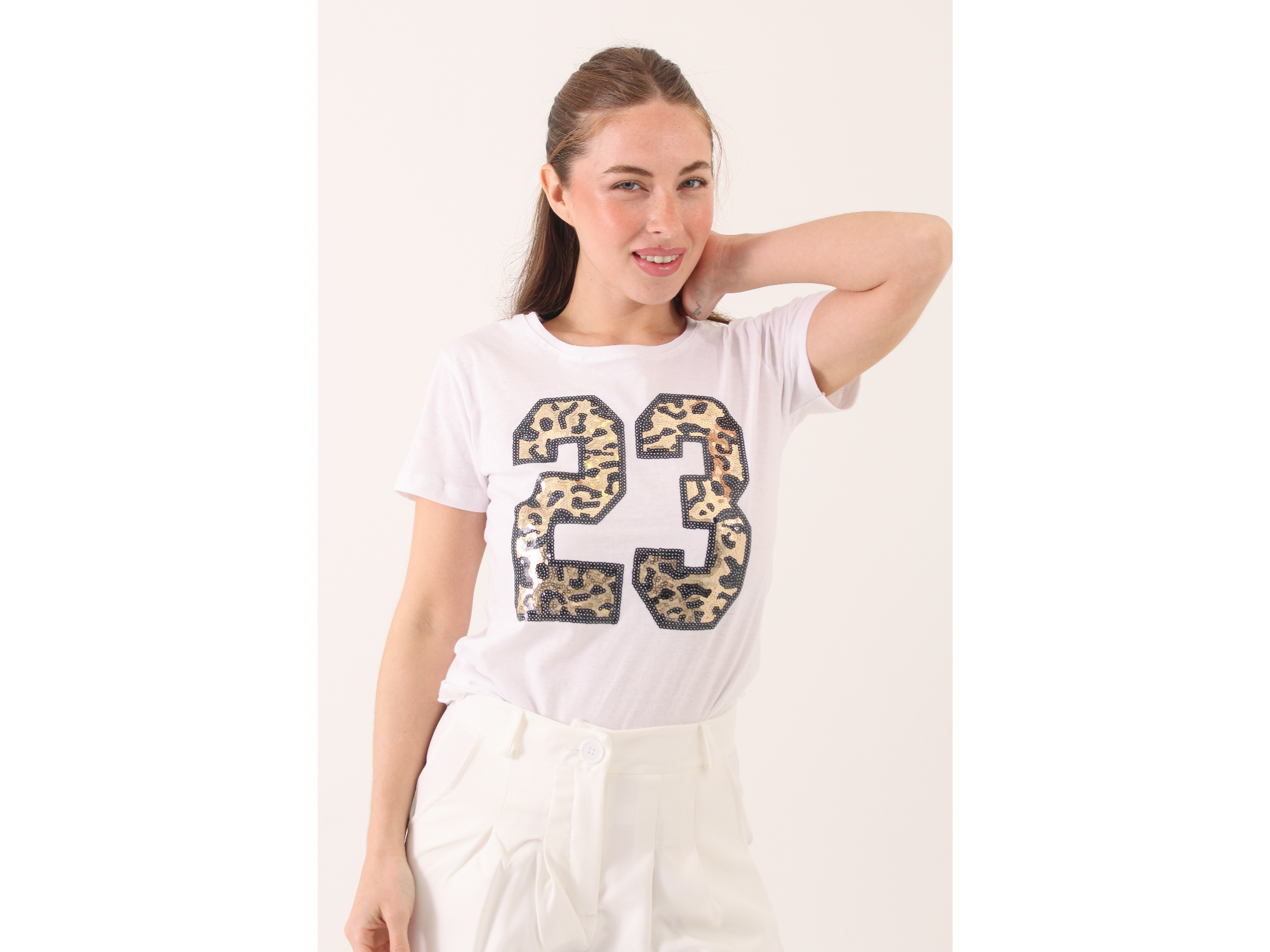Remera bordada 23