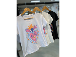 Remera corazon ojo rosa