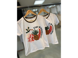 Remera cuello combinado stay wonderful