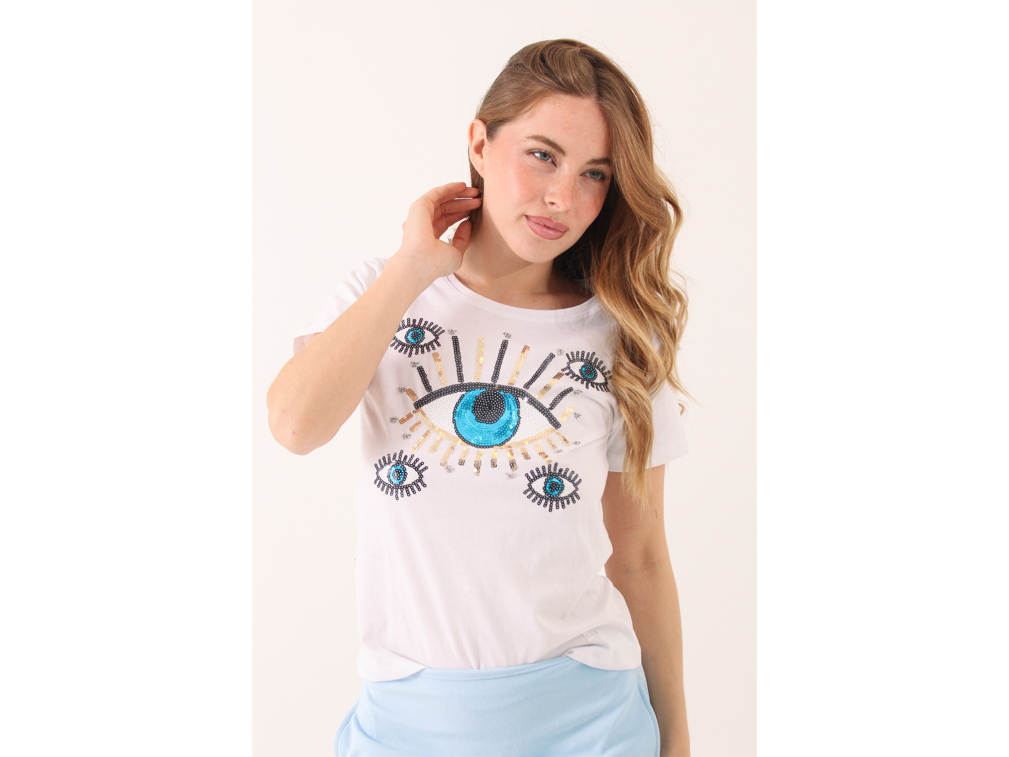 Remera bordada ojo celeste