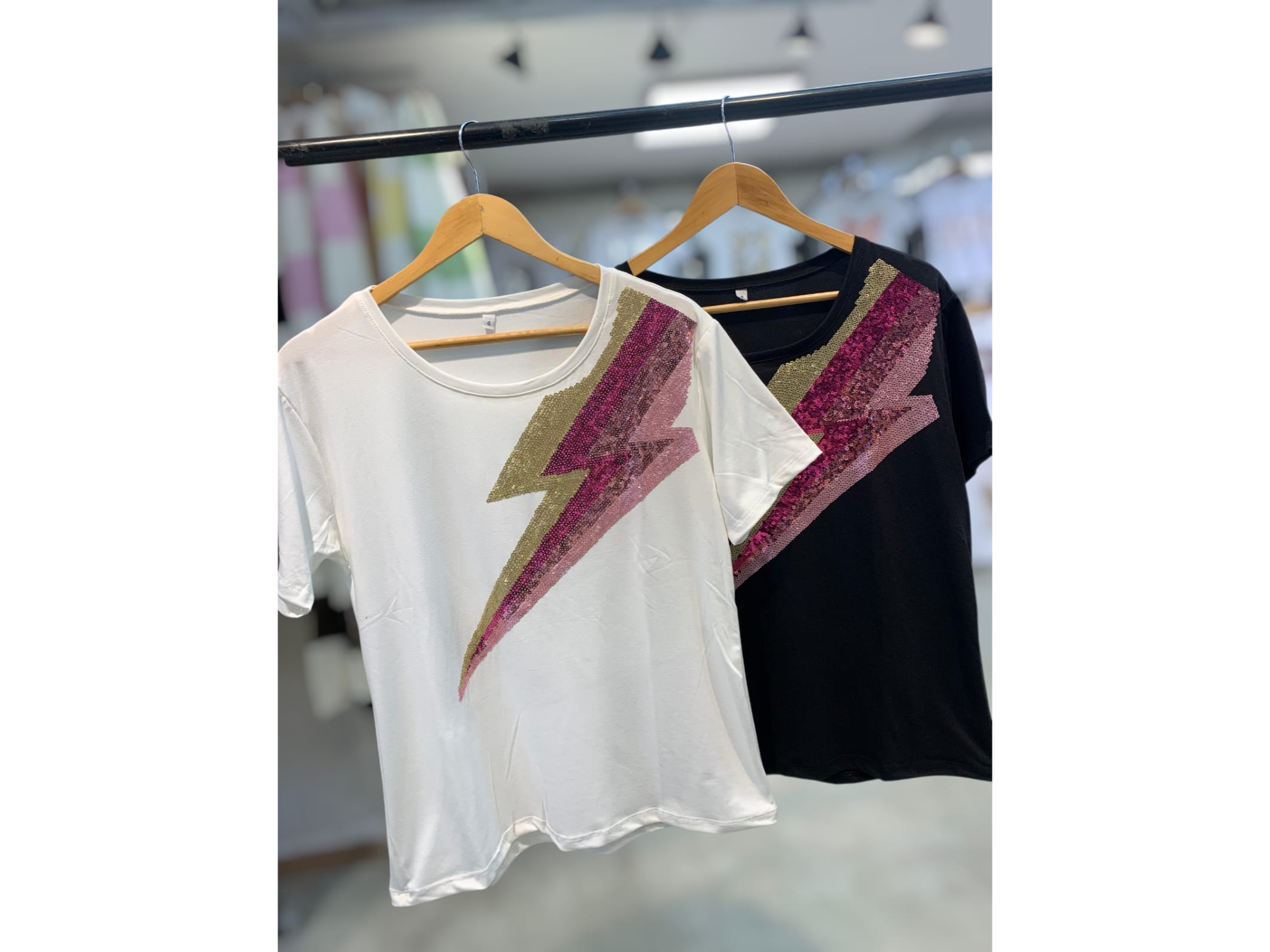 Remera bordada rayos