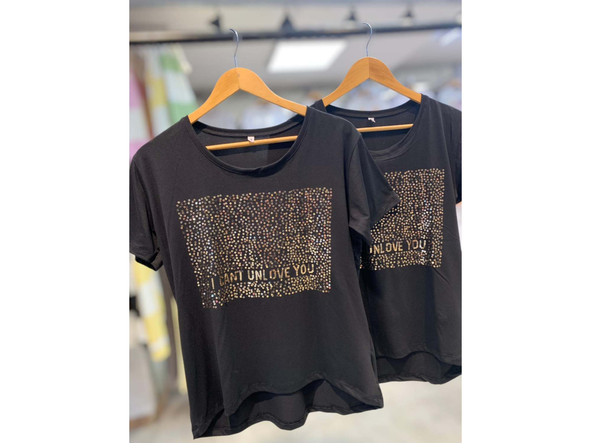 Remera bordada dorado