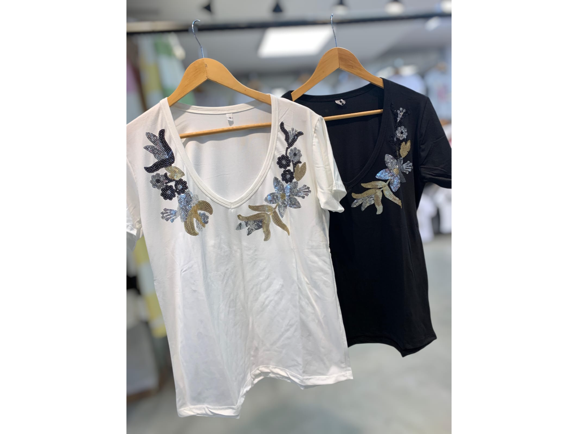 Remera bordada hojas