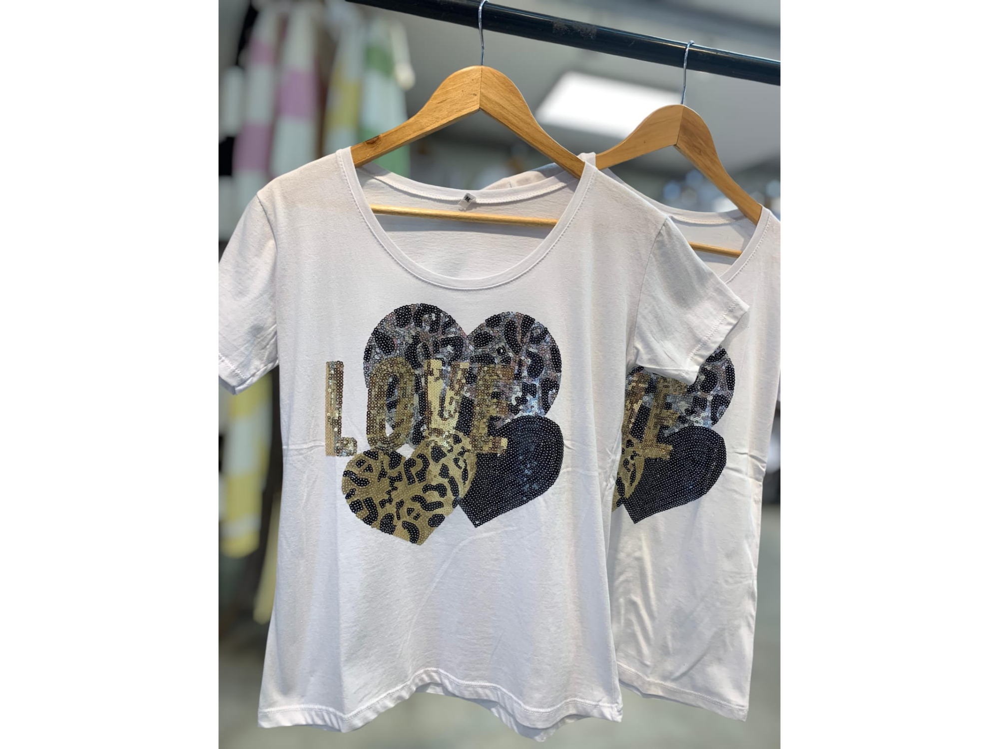 Remera  bordada love corazon