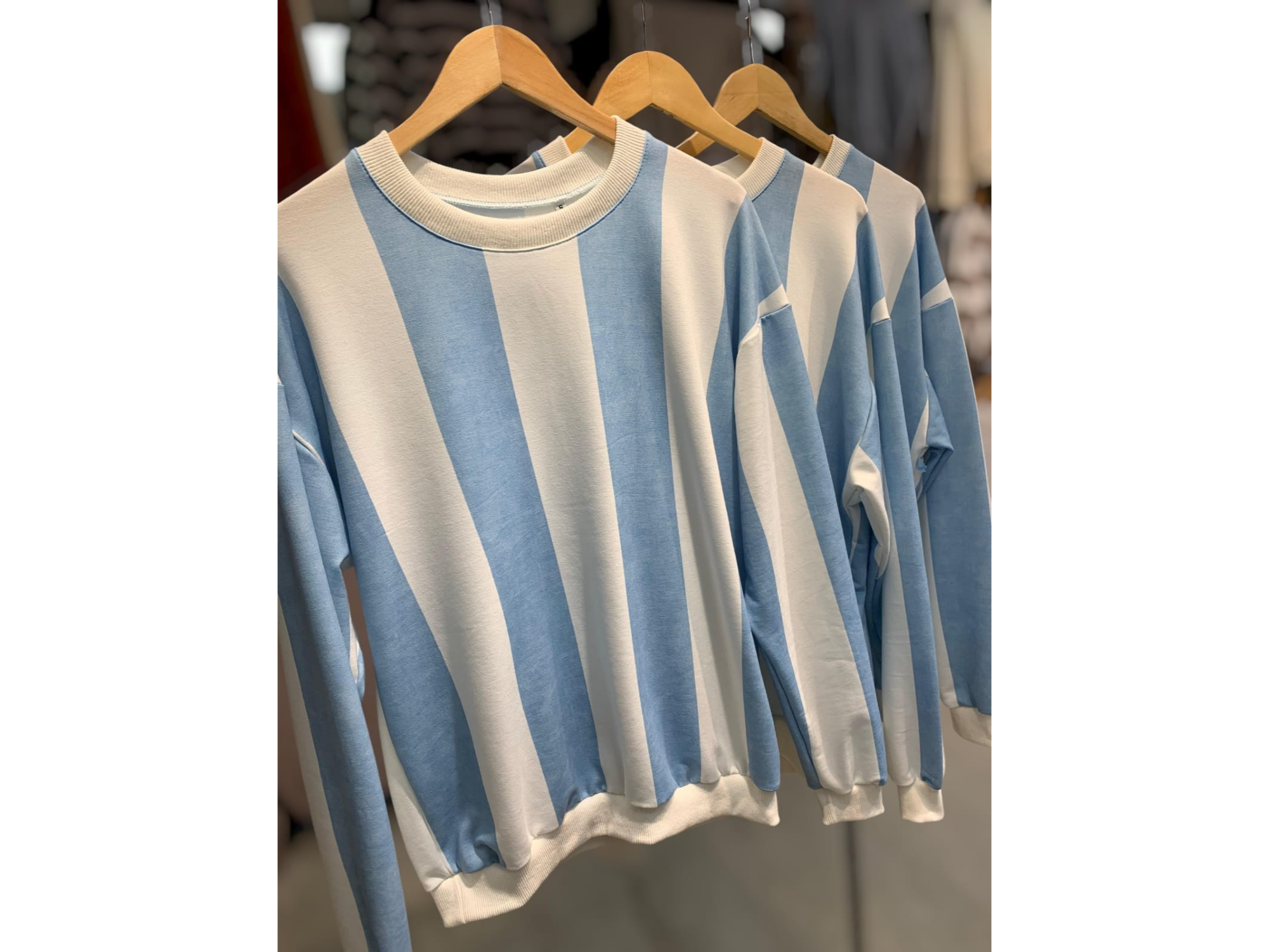 Buzo rayado celeste y blanco