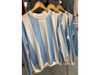Buzo rayado celeste y blanco