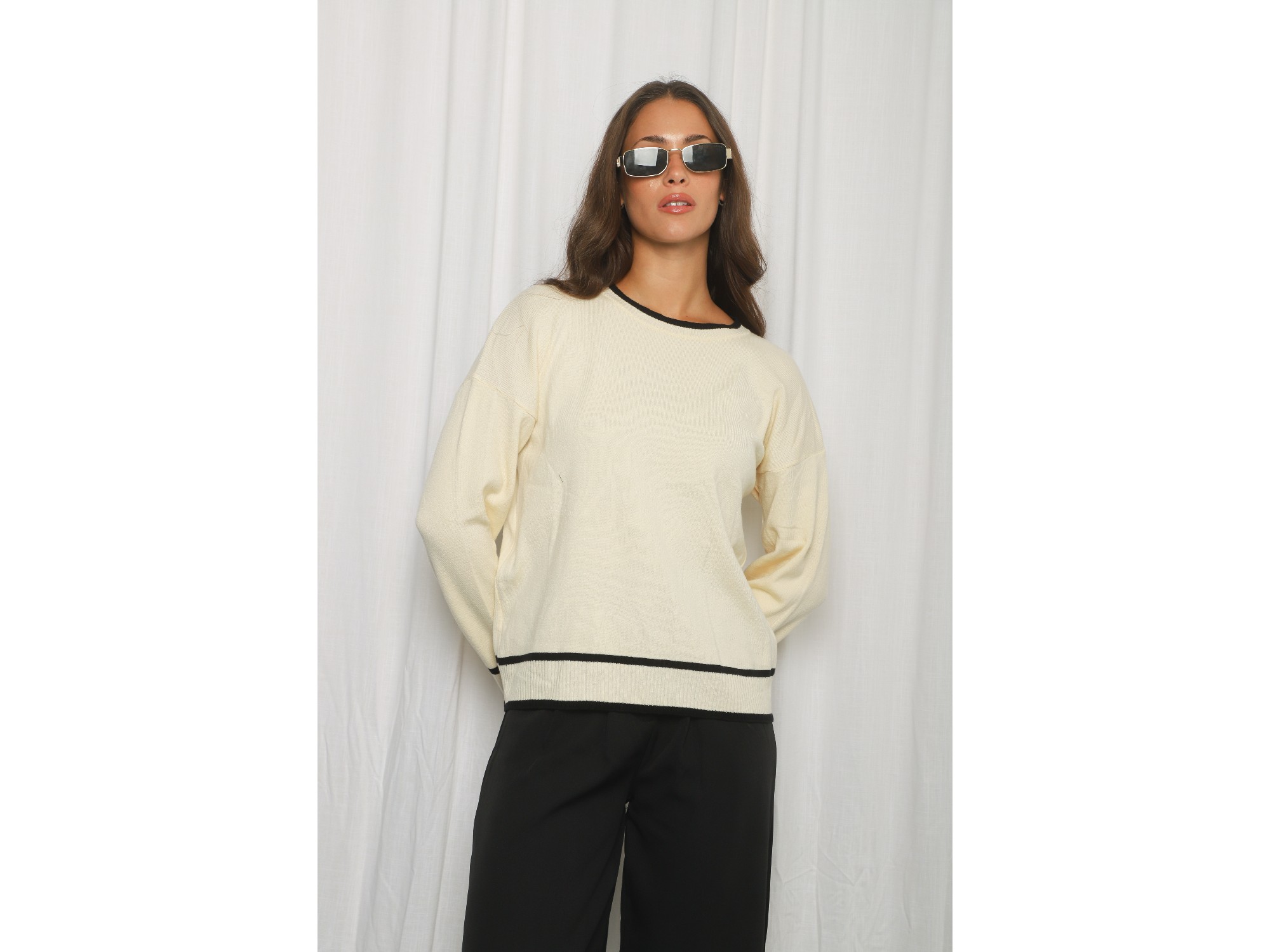 Sweater basico con ribetes