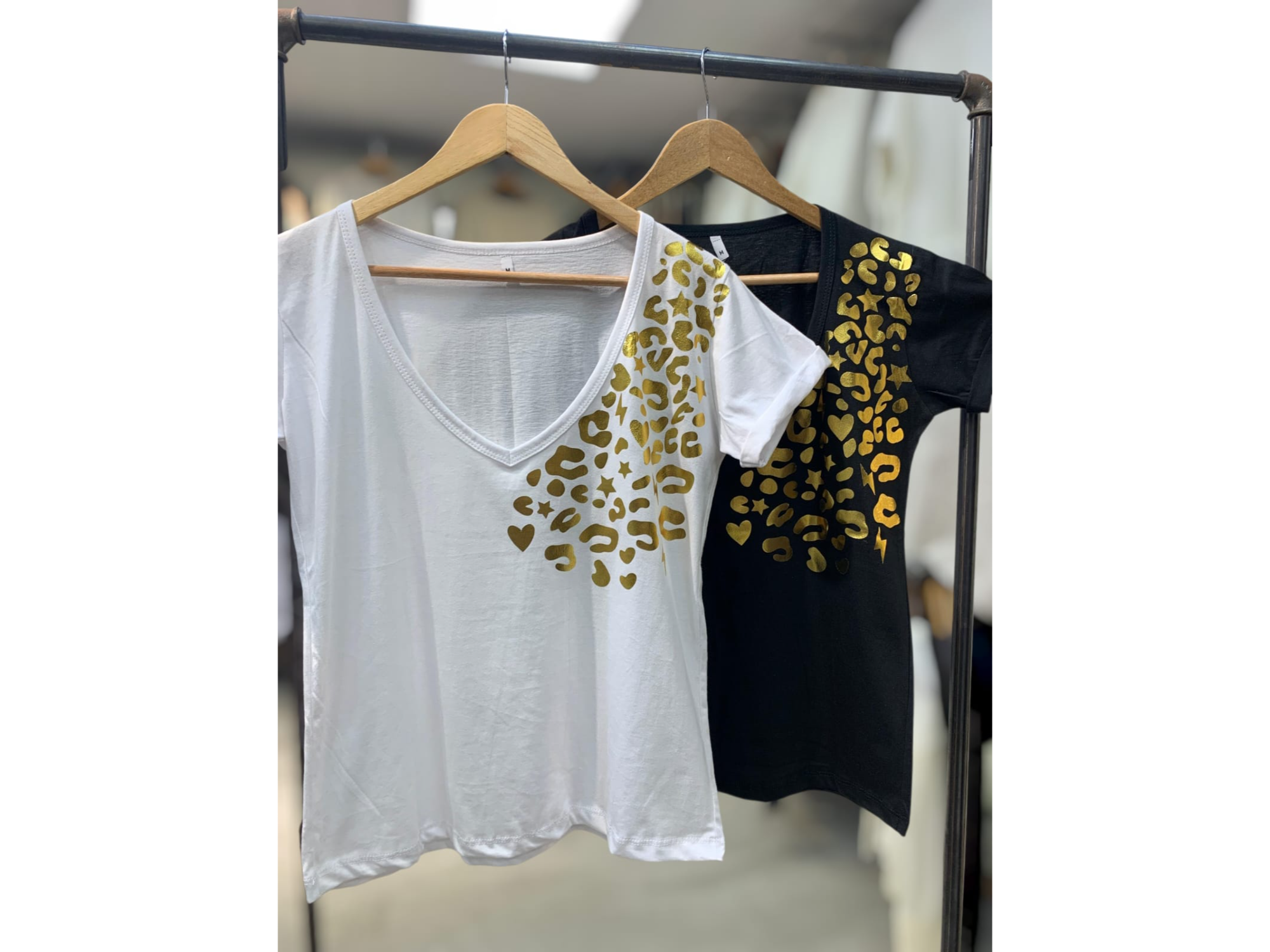Remera cuello V manchitas