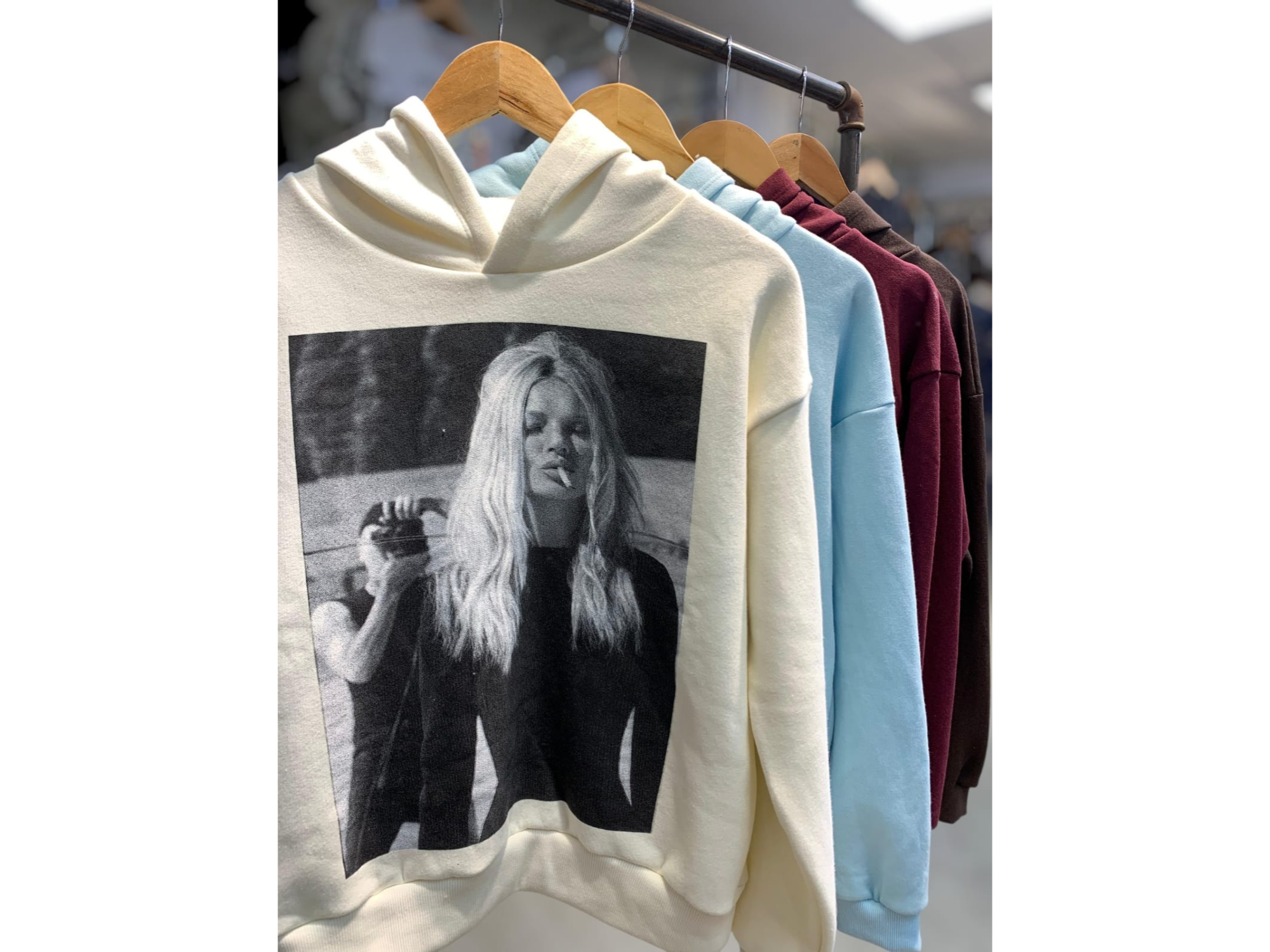 Buzo frisado mujer fumando camara