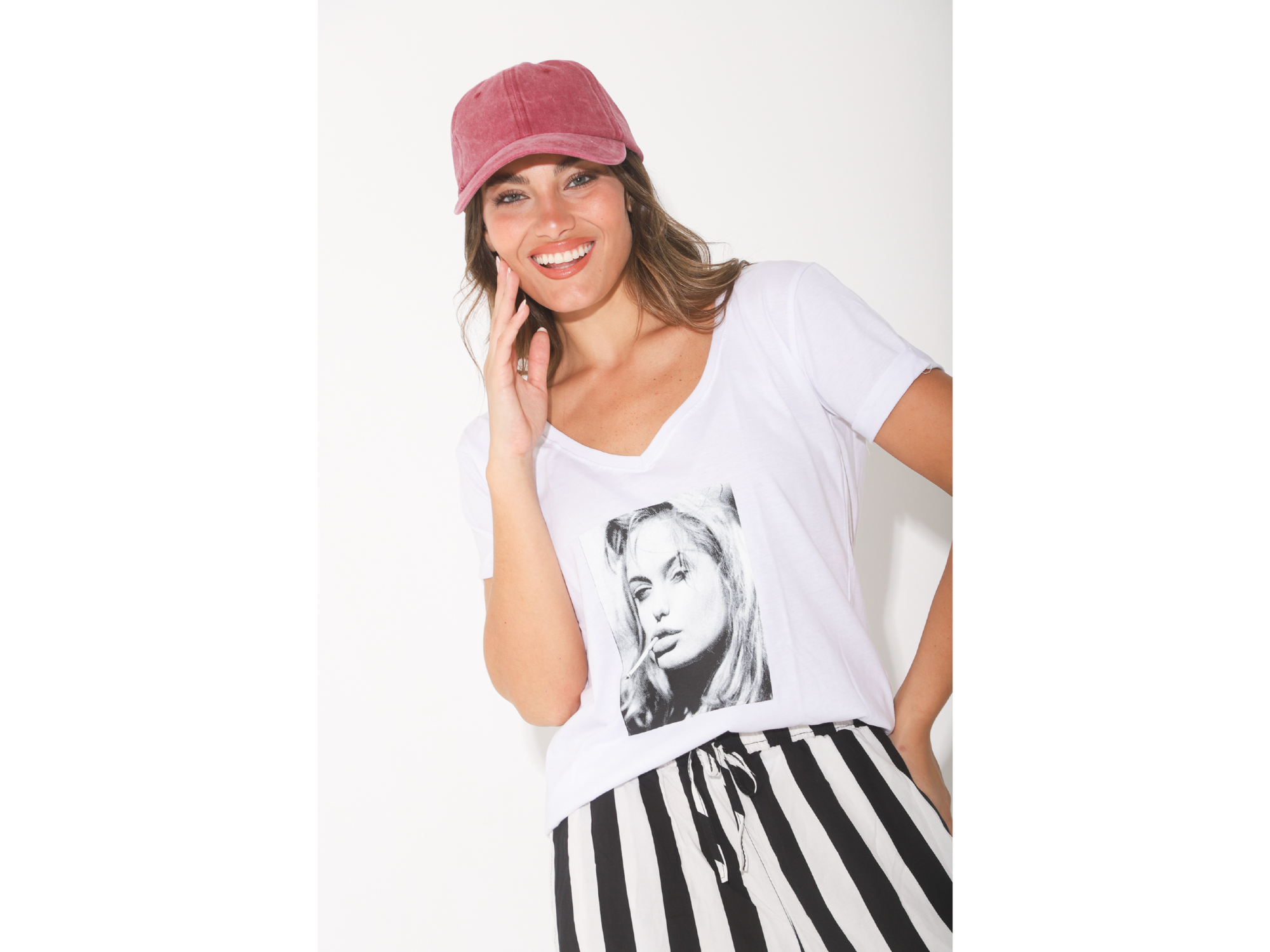 Remera cuello V chica fumando
