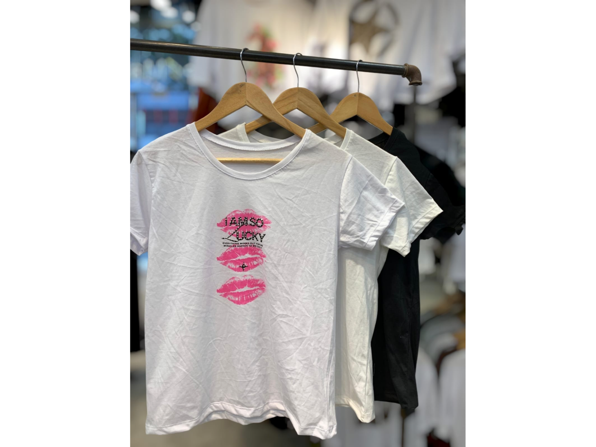 Remera beso lucky con strass