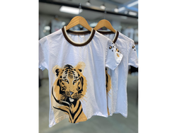 Remera cuello combinado leopardo cabeza
