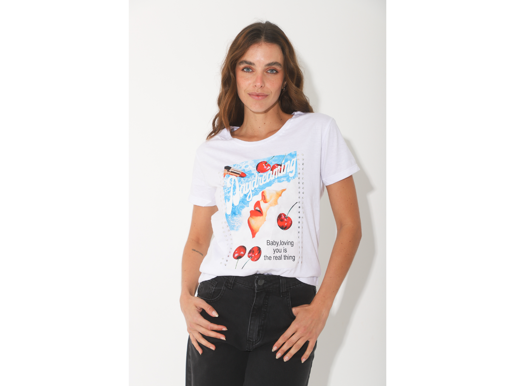 Remera daydreaming con tachas