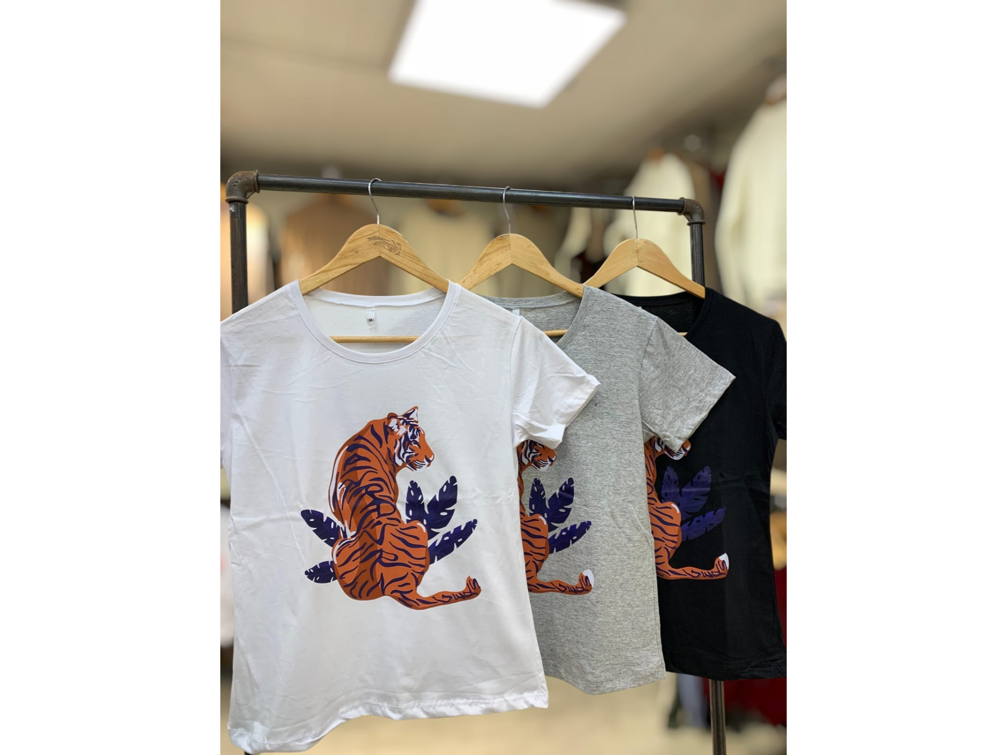 Remera tigre hojas