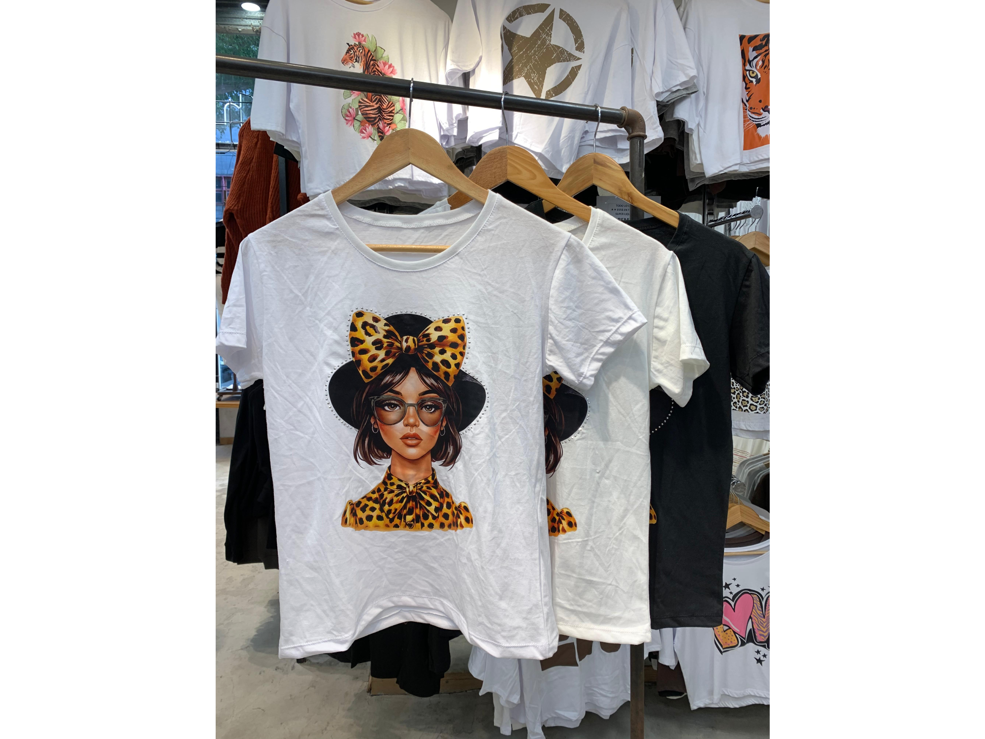 Remera moño anteojos con strass