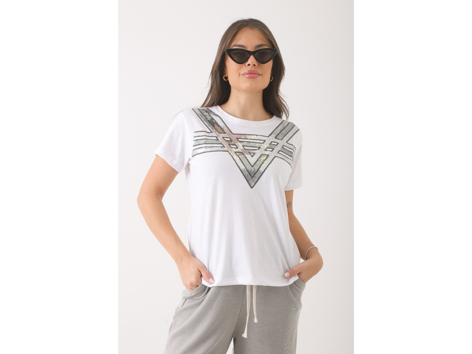 Remera bordada plateado