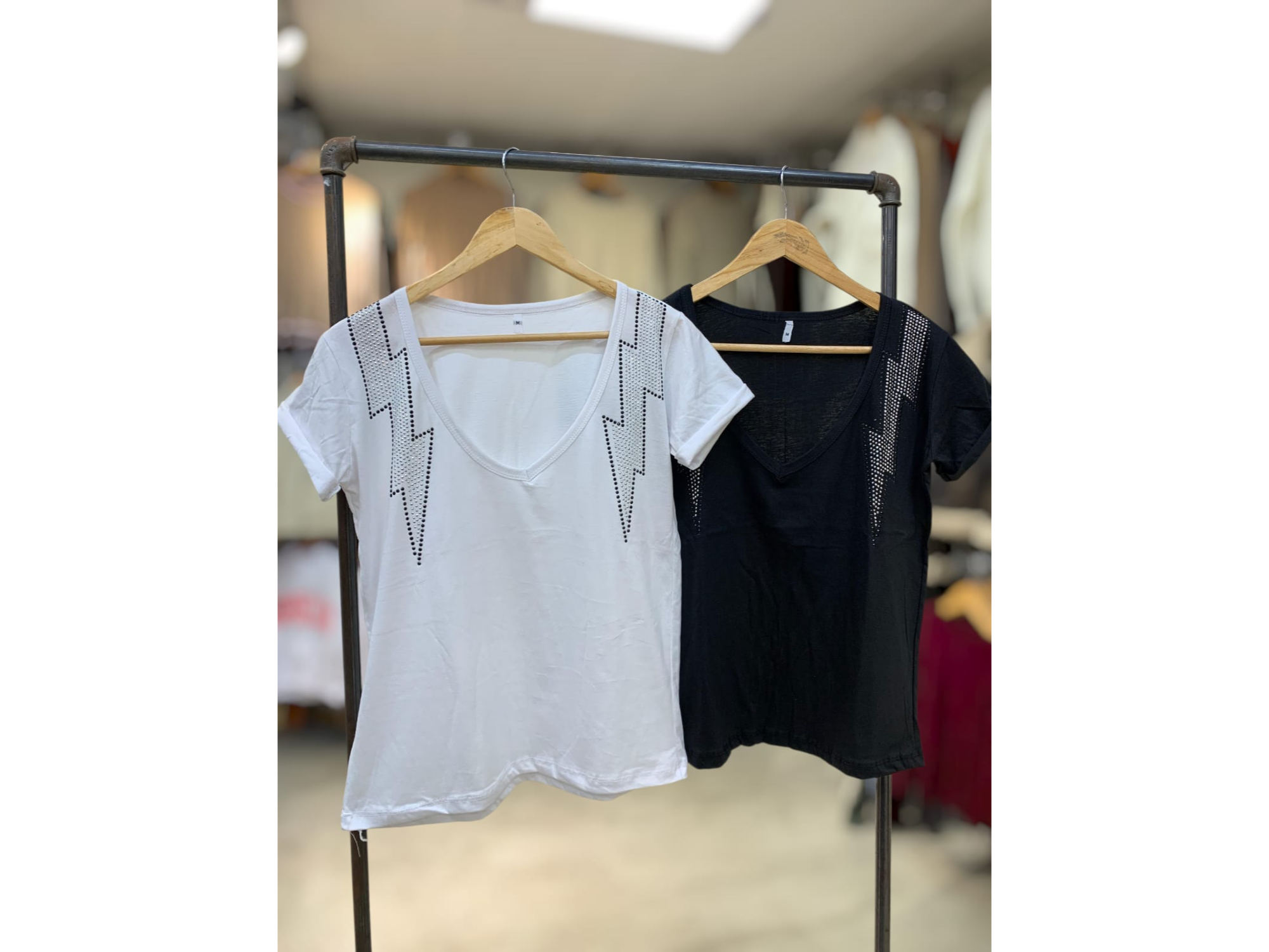 Remera cuello V doble rayo Strass Art 101843