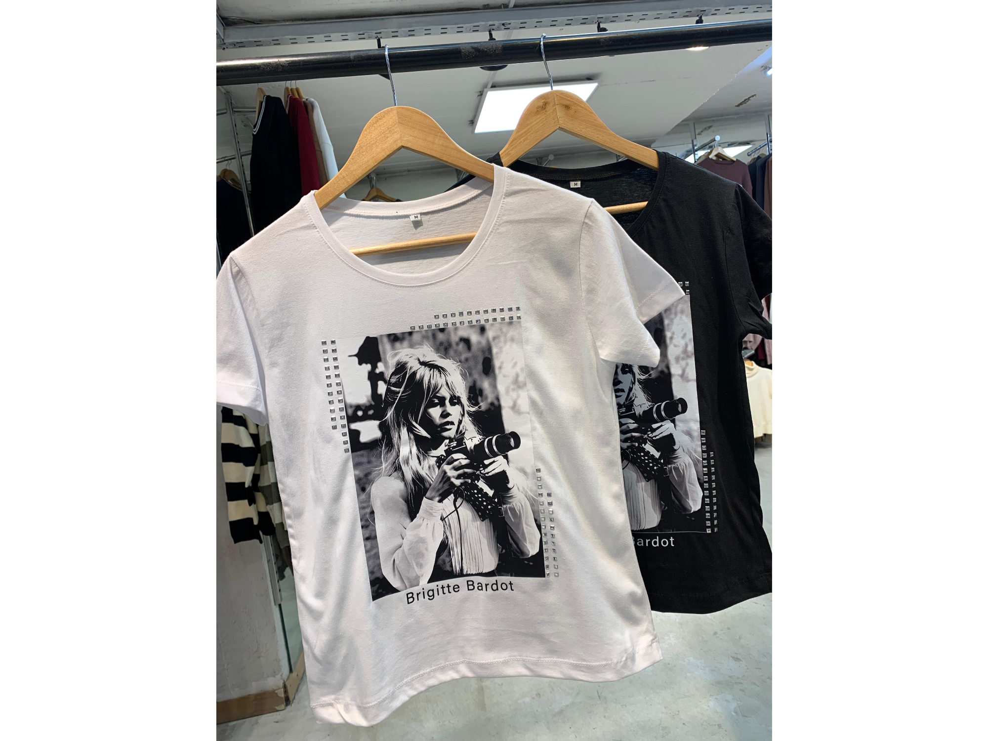 Remera Brigitte Bardot tachas Art 101898