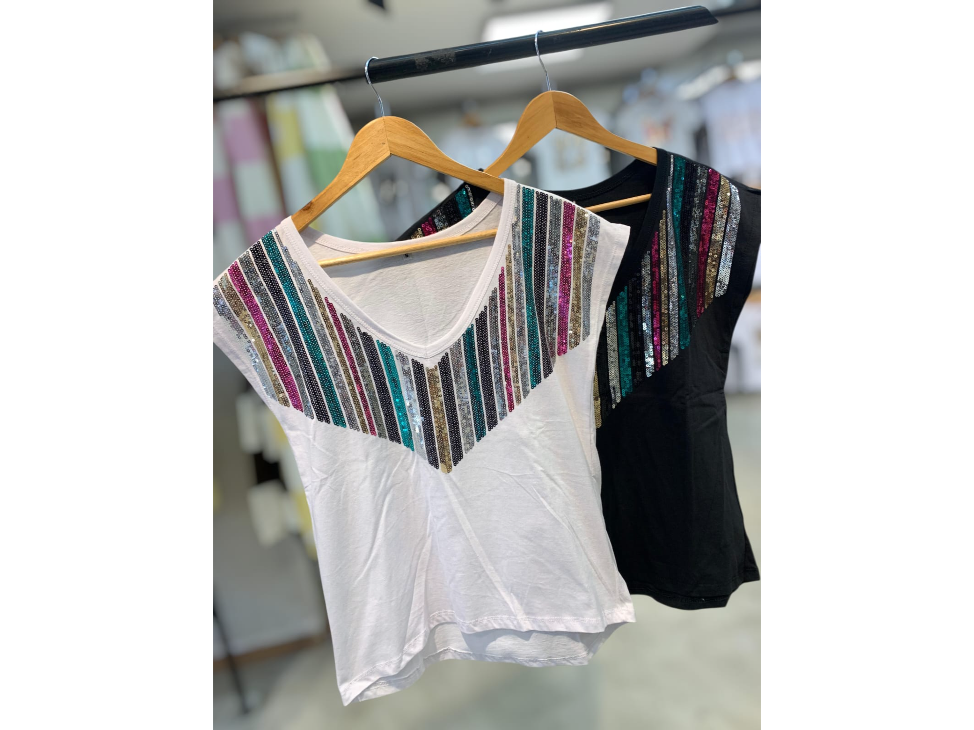 Remera bordada lineas colores