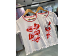 Remera cuello combinado amor