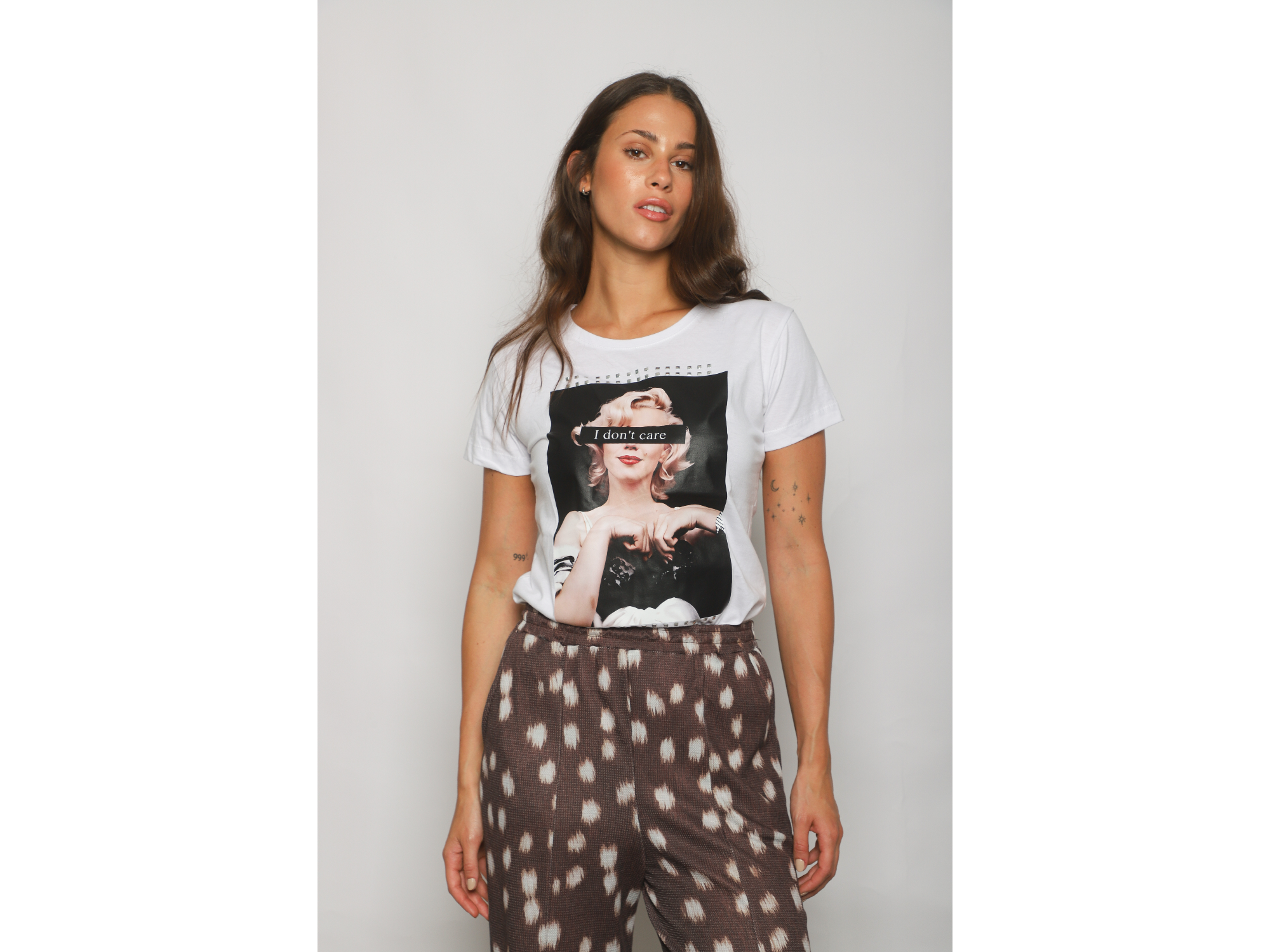 Remera tachas i don't care