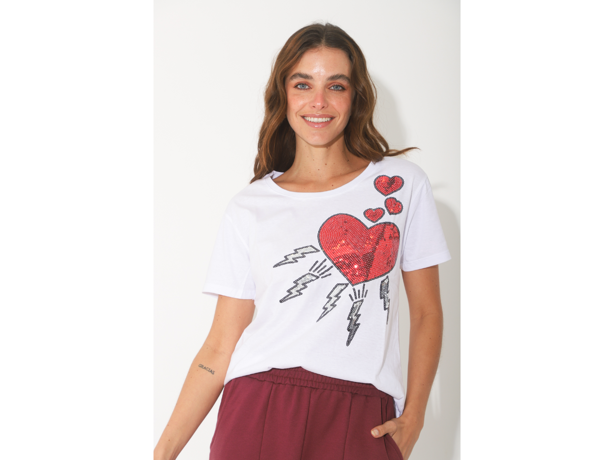 Remera bordada corazon