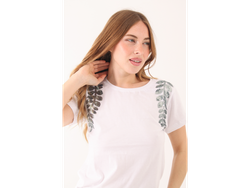 Remera bordada hojas hombros