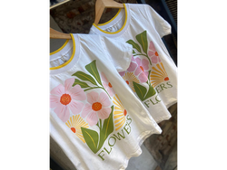 Remera cuello combinado flower
