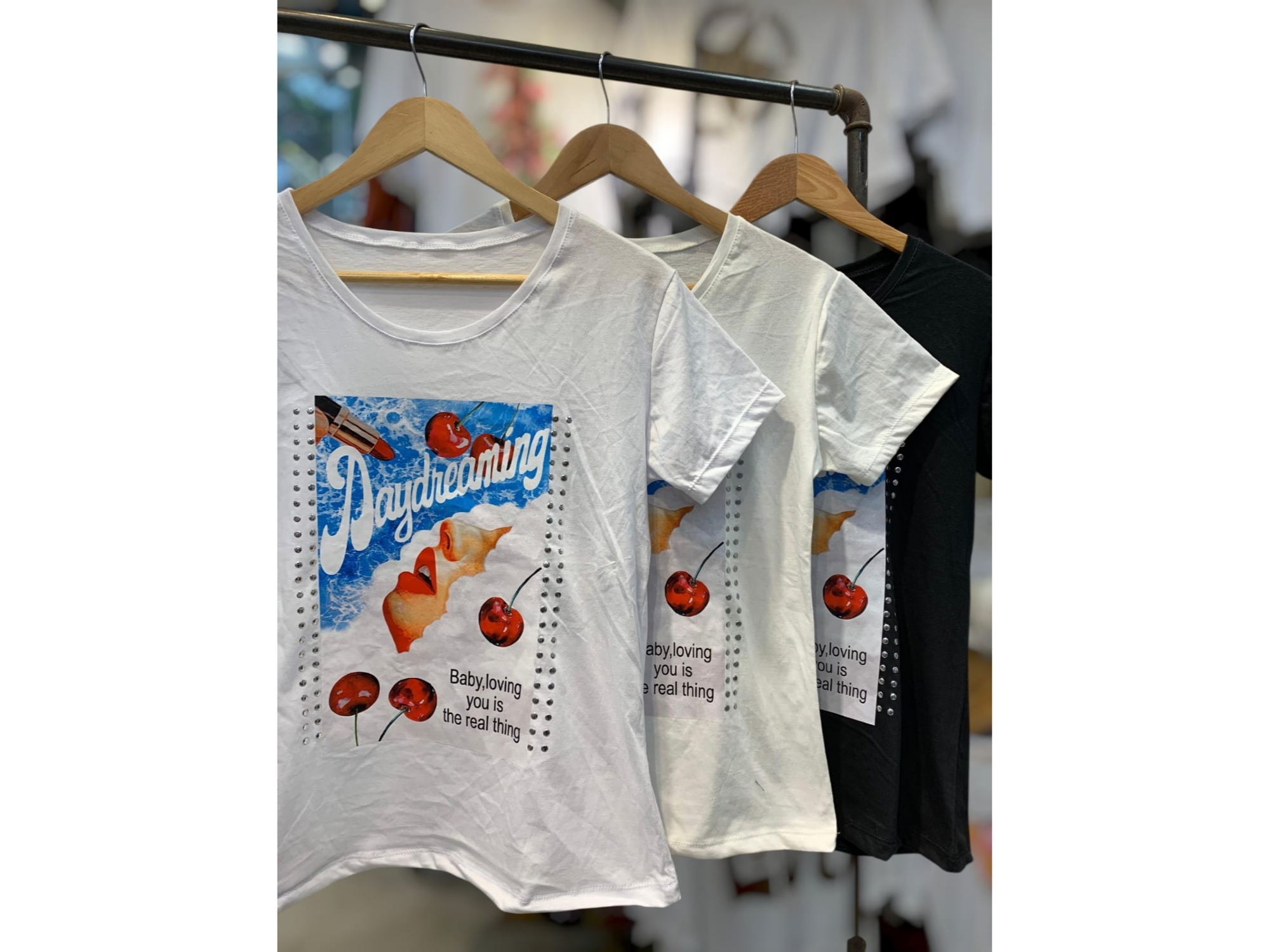 Remera daydreaming con tachas
