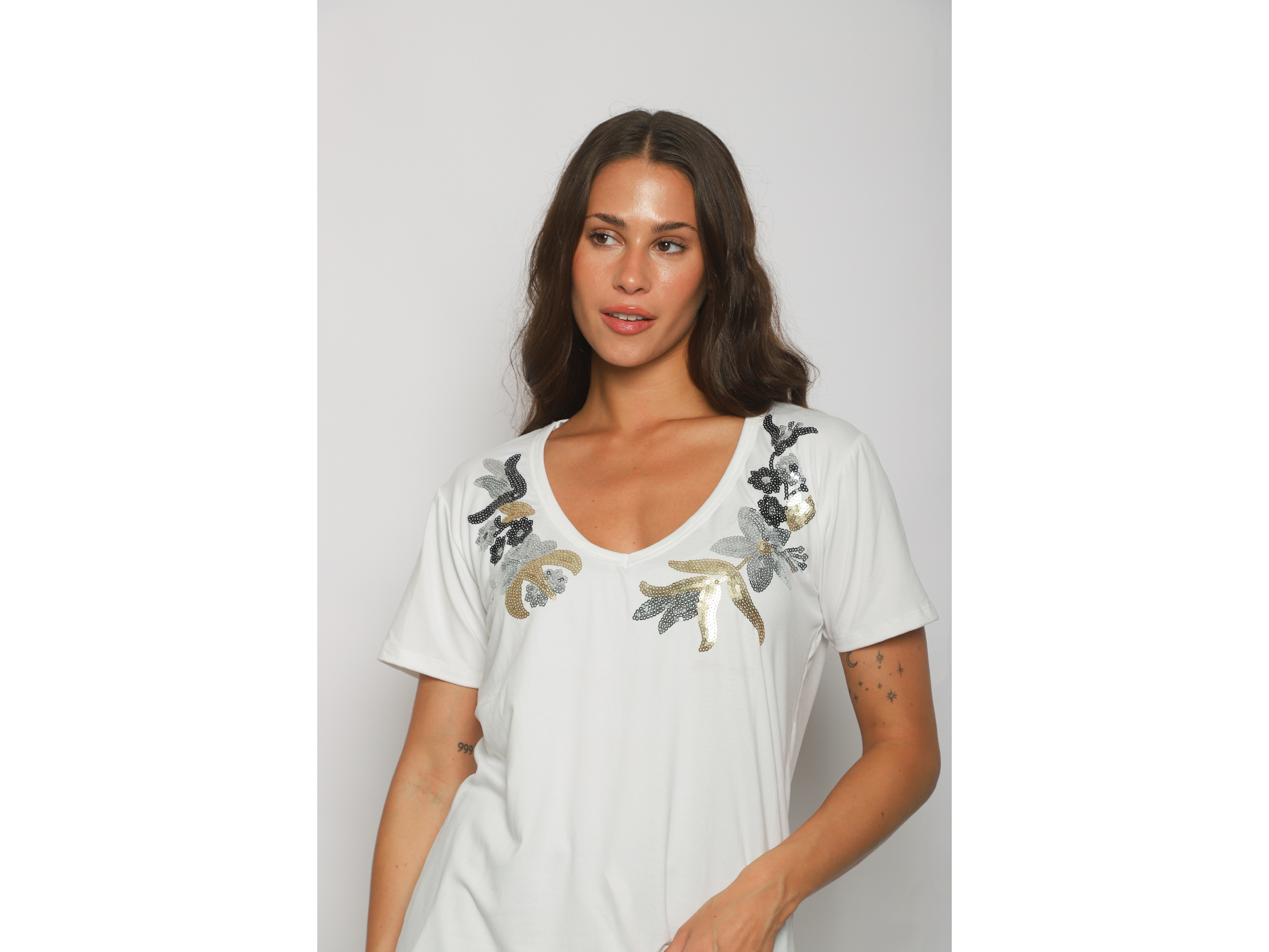 Remera bordada hojas