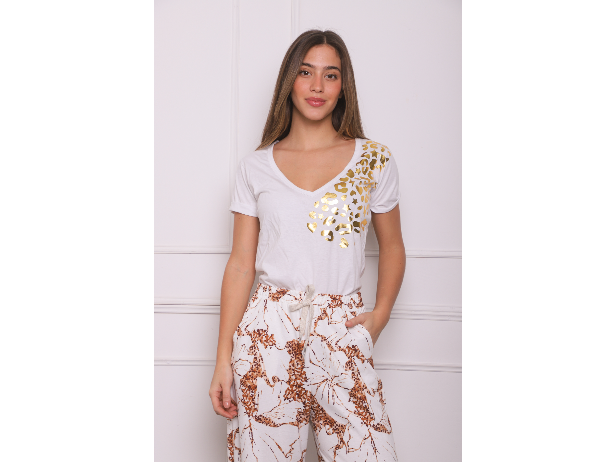 Remera cuello V manchitas