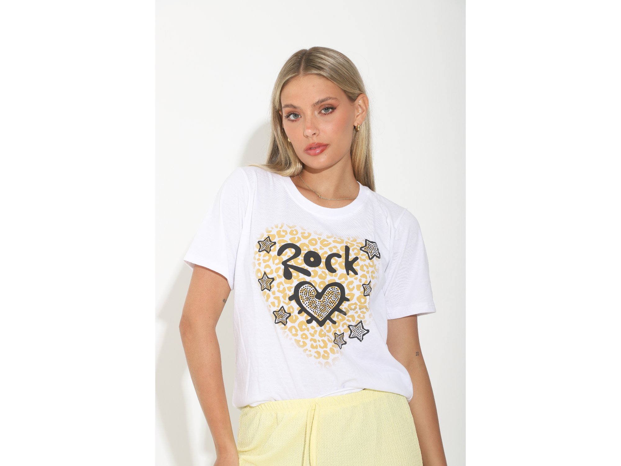 Remera Rock corazón print estrellas