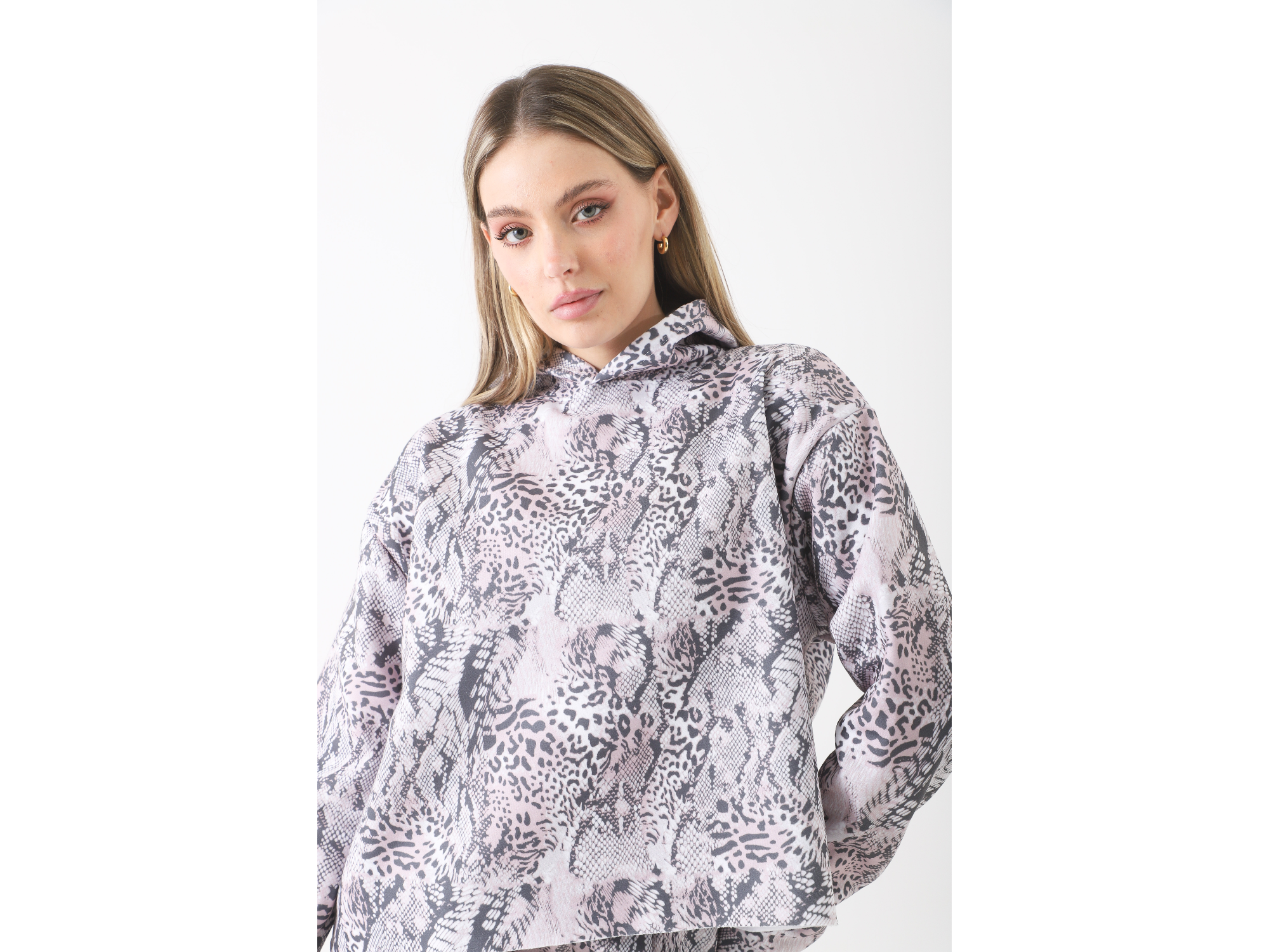 Buzo al corte frisa estampado capucha Art 270146
