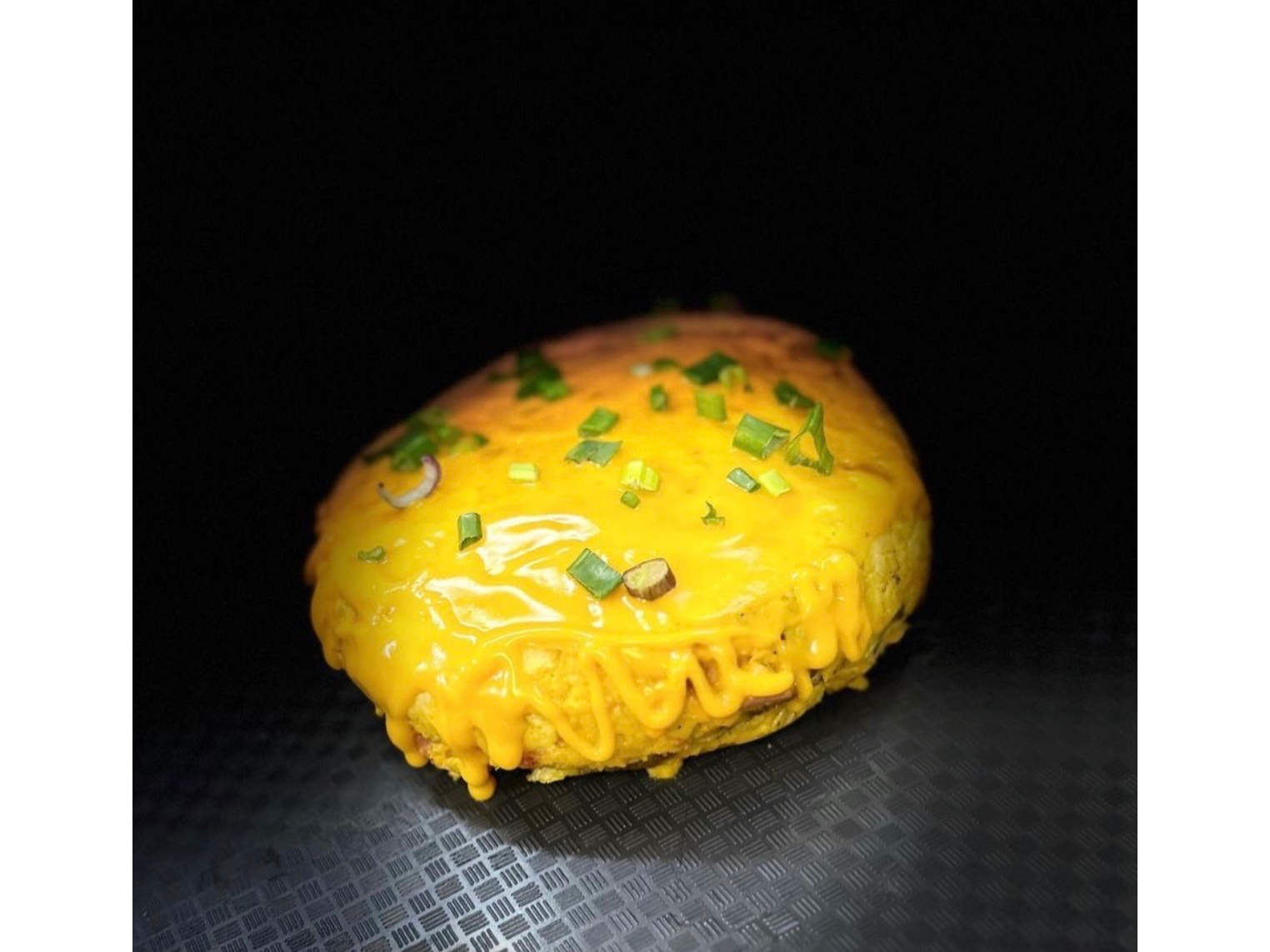 Tortilla rellena con lluvia de cheddar